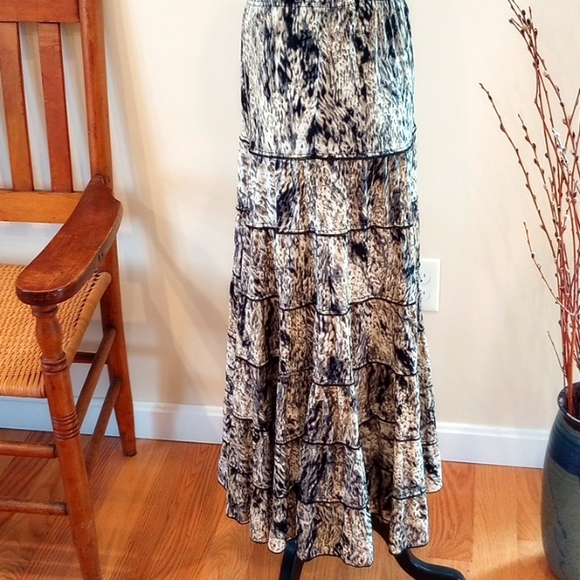 Metro Wear Ladies Petite Tiered Maxi Skirt Size:PM Color:Black, White, Gray - Picture 3 of 9